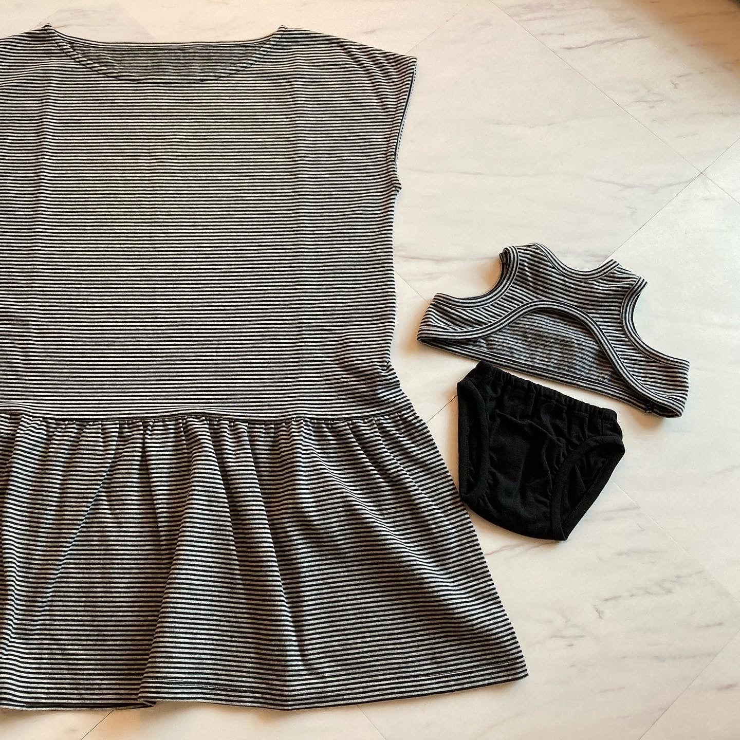 ワクワク親子コーデのカットソー 品よく可愛い大人女子の裾フレアTシャツとaiboちゃんのサマースタイルタンクトップ&ホットパンツ(上下)