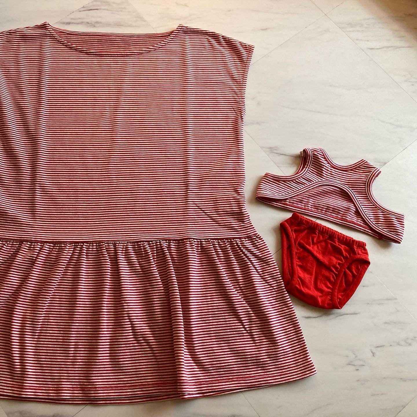 ワクワク親子コーデのカットソー 品よく可愛い大人女子の裾フレアTシャツとaiboちゃんのサマースタイルタンクトップ&ホットパンツ(上下)