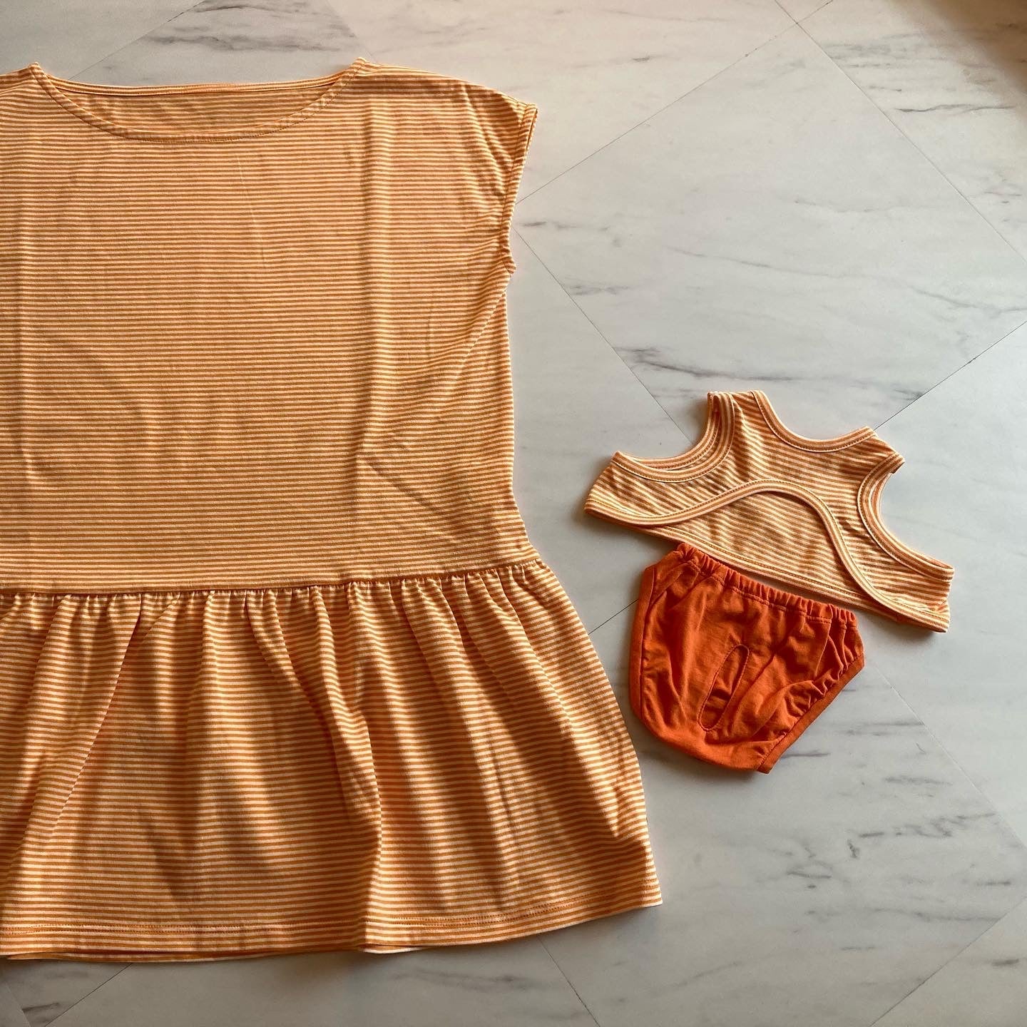 ワクワク親子コーデのカットソー 品よく可愛い大人女子の裾フレアTシャツとaiboちゃんのサマースタイルタンクトップ&ホットパンツ(上下)